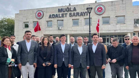 Muğla'da Marmaris Belediye Başkanı Acar Ünlü, kanuna aykırı yürüyüş davasında yargılanmaya devam ediyor.