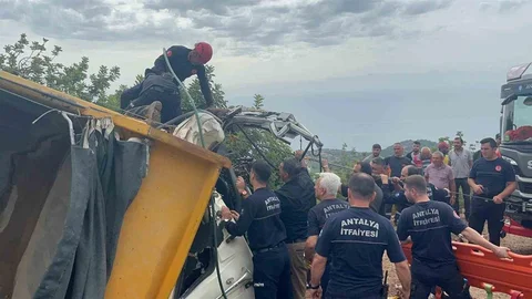 Antalya'nın Alanya ilçesinde freni boşalan kum yüklü kamyon, başka bir kamyonla çarpıştı.