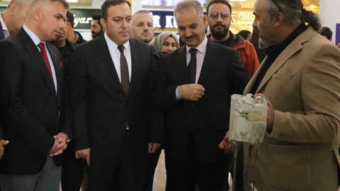 Ağrı'da "Nuh Tufanı" temalı sanat sergisi sanatseverlerle buluştu.