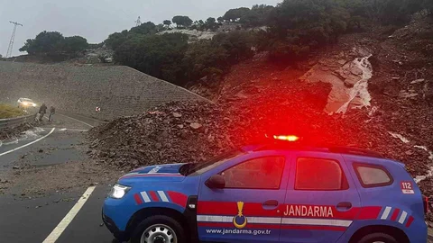Çanakkale'de Gökçeada'da sel felaketi sonrası hasar tespit çalışmaları devam ediyor