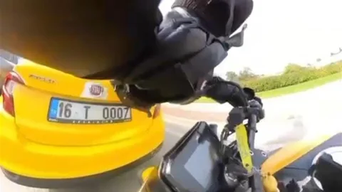 Bursa'da motosikletli, önünde duran taksiye çarptı.