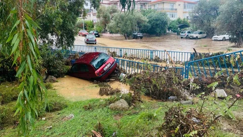 İzmir'de Foça ilçesinde meydana gelen sel felaketinde bir kişi kayboldu.