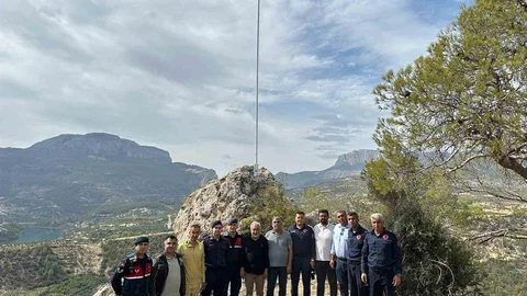 Mersin'de bayrak direği yenilendi.