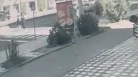 Batman'da cip yaya geçidinde iki kişiye çarptı, o anlar güvenlik kamerasında kaydedildi.