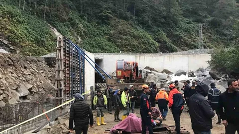 Rize'de kalıp çökmesi sonucu 5 işçi yaralandı