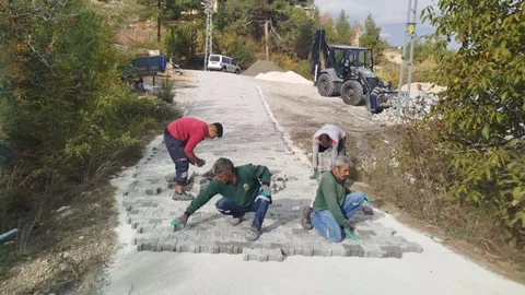 Çamlıyayla'da Sorun Teşkil Eden Yollar Yenileniyor