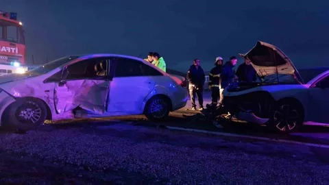 Çorum'da otomobiller çarpıştı