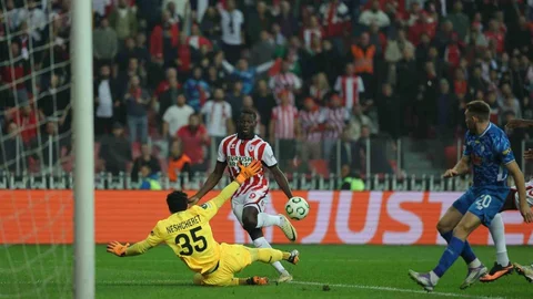 UEFA Konferans Ligi'nde Samsunspor, Dinamo Kiev karşısında ilk yarıyı 2-0 önde kapattı.