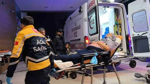 Bursa İnegöl’de otomobil duvara çarptı, 3 kişi yaralandı