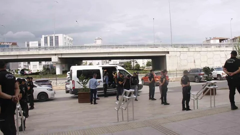Antalya'da silahlı kavgada 2 kişi hayatını kaybetti.