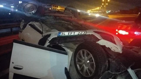 İstanbul Sancaktepe'de otomobil takla attı, 4 kişi yaralandı.