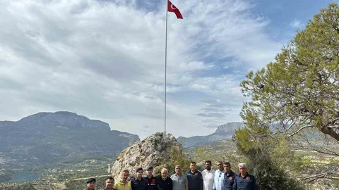 Mut'un Tepesindeki Bayrak Genç Kızın Videosuyla Dirildi: 19 Yaşındaki Melike’nin Çağrısıyla Eski Bayrak Yenilendi, Direk Güçlendirildi