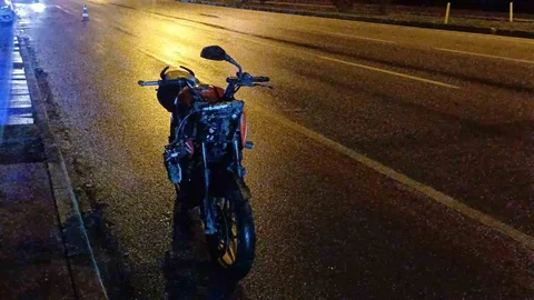 Çorum'da demir bariyerlere çarpan motosikletin sürücüsü yaşamını yitirdi.