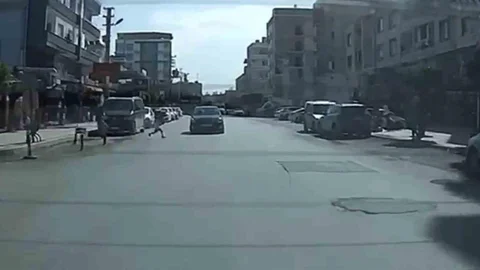 Payas'ta yolda çocuk ve otomobil kazası