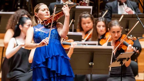 İzmir'de 175 yıllık kemanla büyüleyen konser