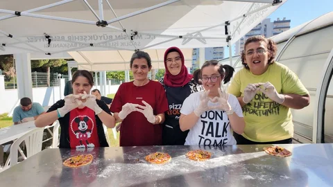 Mersin'de Özel Gereksinimli Bireyler Kendi Pizzalarını Kendileri Yaptı