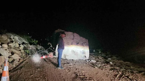 Kastamonu'da düşen dev kaya yolu ulaşıma kapattı