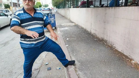 Adana'da Seyhan Belediyesi parke taşı bulamayınca kaldırımı asfaltladı