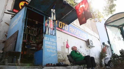 Elazığ'da 73 yaşındaki Hasan Aydın, 45 yıldır ayakkabı boyacılığı yapıyor.