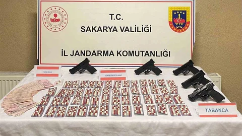 Sakarya'da jandarma operasyonunda 773 sentetik ecza ele geçirildi