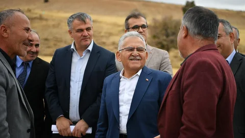 Kayseri'de Büyükkılıç, Talas ilçesi kırsal mahallelerinde hizmetleri denetledi.