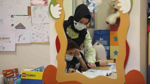 Konya'da Hatice Öğretmen minik hastalara umut ışığı oluyor