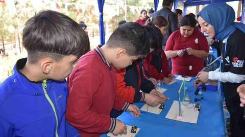 Gaziantep’te çocuklar Şahinbey Belediyesi’nin düzenlediği Bilim Şenliği’nde eğlenceli anlar yaşadı.