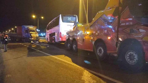 Bilecik Bozüyük'te otobüs ile tır çarpıştı, 20 kişi yaralandı