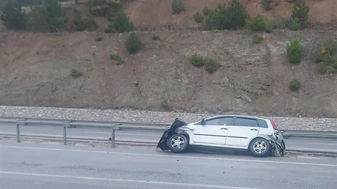 Afyonkarahisar'da bariyerlere çarpan otomobilde 2 kişi yaralandı.