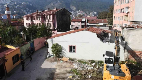 Bursa'da kaçak yapı yıkıldı