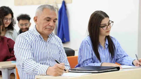 Aksaray'da dede ve torun aynı üniversitede eğitim alıyor