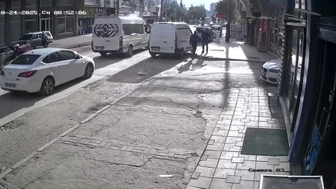 Bursa'da geri manevra yapan bir araç, yayayı fark etmeden çarptı.