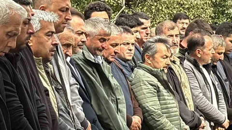 Bolu'da üniversite öğrencisi Edanur Tatlıoğlu, alkollü sürücünün çarpması sonucu hayatını kaybettikten sonra memleketinde son yolculuğuna uğurlandı.