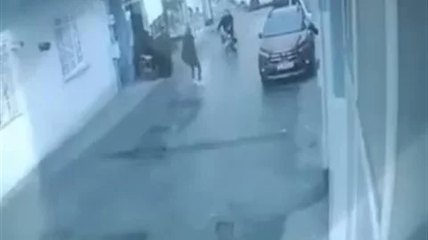 Bursa'da izindeki bekçi, polisten kaçan motosikletli şüpheliyi yakaladı.