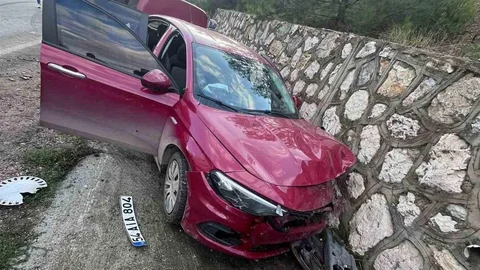 Bilecik'te otomobiller kafa kafaya çarpıştı