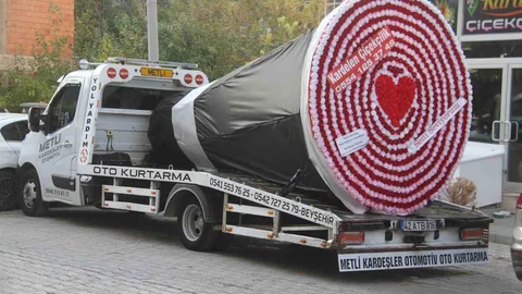 Beyşehir'de Çekici Üzerinde Dev Çiçek Buketi