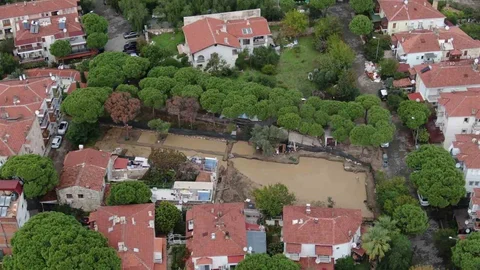 İzmir'de Foça'da sel felaketi sonrası sokaklar çamur deryasına döndü