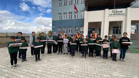 Patnos'ta İyilik Elçileri Derneği, öğrencilere kırtasiye malzemesi dağıttı