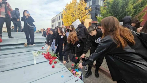 Kayseri'de öğrenciler Meliha'nın öldürüldüğü yere karanfil bıraktı