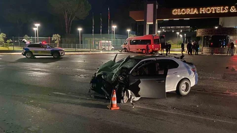 Antalya'da tur minibüsü ile otomobil çarpıştı, 2 kişi yaralandı