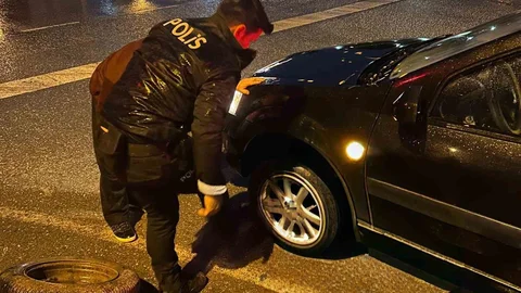 Samsun Bafra'da lastiği patlayan sürücüye polis ekipleri yardım etti