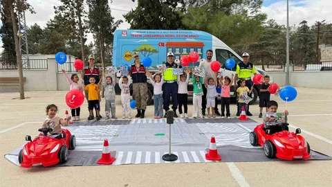 Gaziantep'te jandarma, 118 ilkokul öğrencisine mobil trafik aracıyla eğitim verdi.