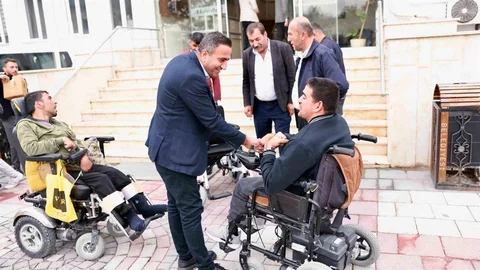 Akçadağ'da engellilere akülü sandalye desteği