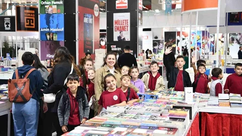 Balıkesir'de Kitap Fuarına Yoğun İlgi