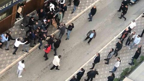 Elazığ'da iki grup arasında kavga çıktı.