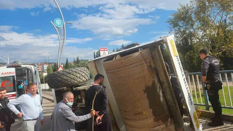 Kocaeli'de Tırdan Yola Düşen Asfalt Silindiri