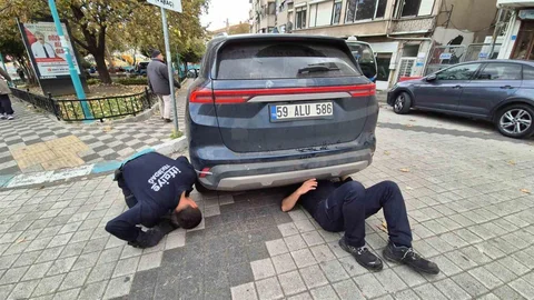 Tekirdağ'da otomobile sıkışan kedi itfaiye ekipleri tarafından kurtarıldı