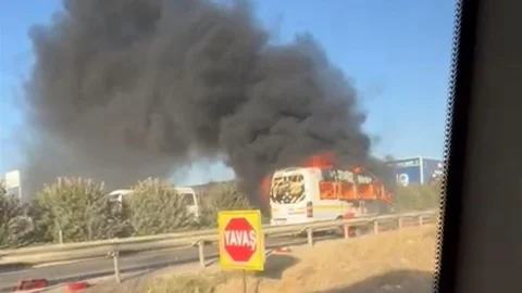 Adana'da öğrenci servisi motosikletli bir sürücüye çarptı, sürücü hayatını kaybetti.
