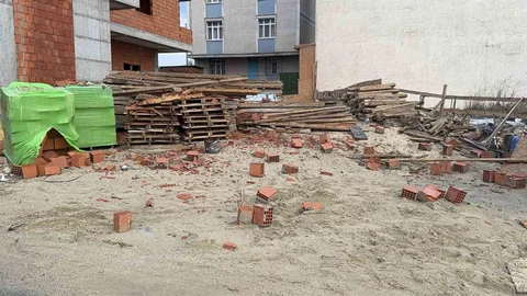 Arnavutköy'de şiddetli rüzgar inşaat halindeki binanın çatısını uçurdu
