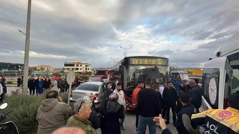 Ayvalık’ta otobüs ile otomobil çarpıştı